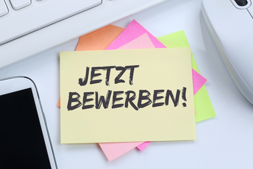 Jetzt bewerben Bunte Notizzettel mit Text „Jetzt bewerben“